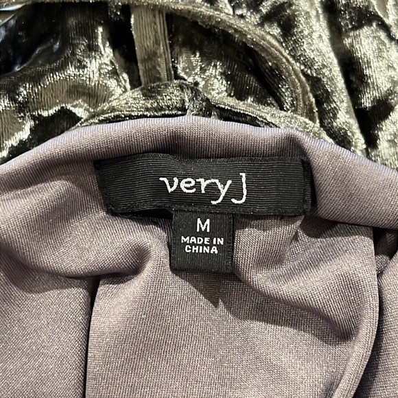 Very J Velvet Top M Sleeveless Strappy Shiny Velour Grey Green Scalloped Dressy - Picture 9 of 9